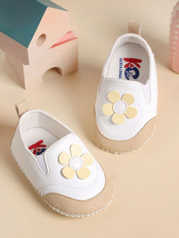 Kicks and Crawl - White Daisy Delight Booties
