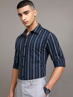 HIGHLANDER - Men Navy Blue Regular Fit Stripes Shirt