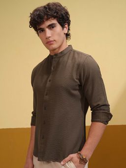 HIGHLANDER - Men Brown Dobby Textured Mandarin Collar Slim Fit Shirt