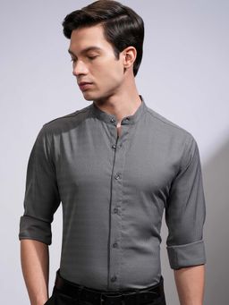 HIGHLANDER - Men Grey Popcorn Self Design Mandarin Collar Shirt