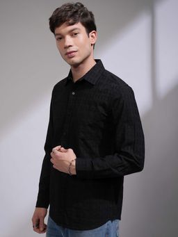 HIGHLANDER - Men Black Dobby Textured Casual Shirt