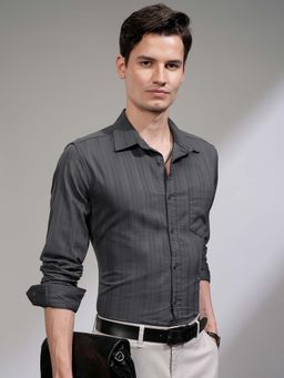 HIGHLANDER - Men Grey Dobby Textured Full Sleeves Shirt