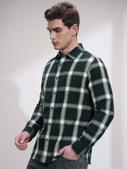 HIGHLANDER - Men Green Checks Front Pocket Relaxed Fit Shirt