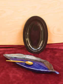 WEAVING HOMES - Set Of 2 - Electric Blue Leaf Platter & Black Oval Combo Serving Plates
