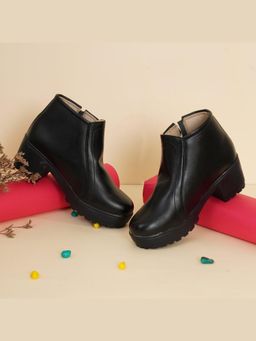 XE Looks - Black Trendy and Modern Leather Boots