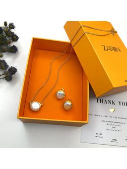 ZARIIN - What A Woman Wants, Classic White Pearls Pendant And Studs Gift Box