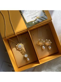 ZARIIN - Charmed In Pearls Gift Set