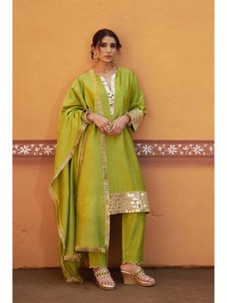 THETAA - Green Hand Embroidery Mirror Work Kurta And Pant With Dupatta