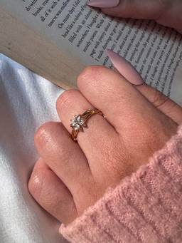ISHKAARA - White Petal Promise Ring