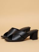 Black color option, Sold out, Currently selected