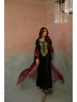 Khushboo & Pankaj - Evergreen Dusk Velvet Kurta With Pant And Dupatta