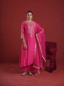 ONEWE INDIA - Fuchsia Pink Embroidered Chanderi Kurta with Pant and Dupatta