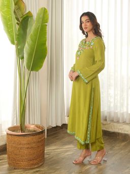 ONEWE INDIA - Women Green Floral Embroidered Muslin Kurta with Pant