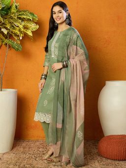 Vaamsi - Women Green Silk Blend Geometric Printed Straight Suit (Set of 3)