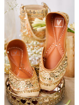 House of Vian - Roshani Gold Juttis