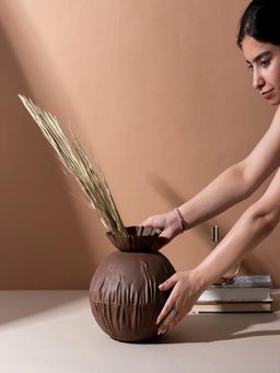 Nestroots - Exquisite Decorative Flower Vase: Versatile Elegance