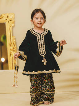 Fayon Kids - Girls Printed Green kurta With Pant