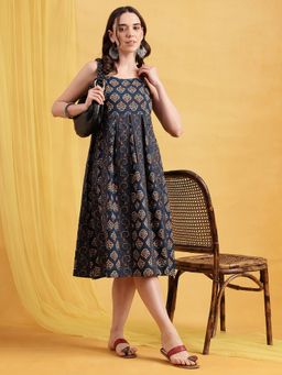 Vbuyz - Navy Blue Floral A-Line Cotton Stitched Dress