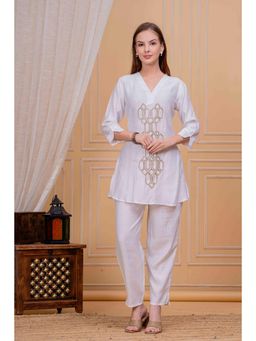 Gahan - Women White Roman Silk Kurti with Pant