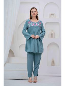 Gahan - Women Teal Rayon Crush Kurti with Pant