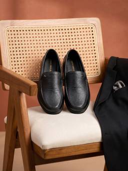 Monte Carlo - Men Black Leather Textured Loafers