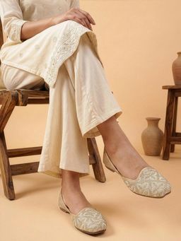 Gahan - Women Ethnic Mojaris with Soft Insole