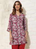 Red color option, Sold out, Currently selected