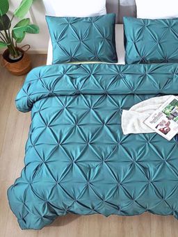the White Moss - Pinch Pleat Denim Cold-Weather Comforter Kingsize With 2 Pillow Covers. (Double)