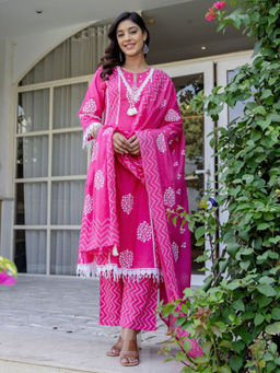 Sindh Fashion - Pink Semi Cotton Floral Printed Kurta with Pant and Dupatta (Set of 3)