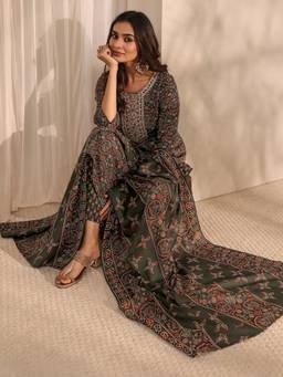 Gerua By Libas - Green Floral Printed Straight Kurta With Pant & Dupatta