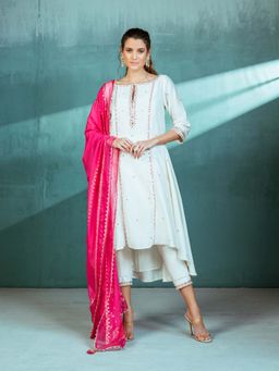 MANDIRA WIRK - Ivory Chanderi Godet Kurta Pants (Set of 4)