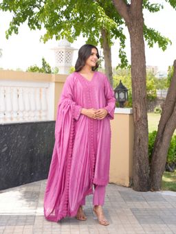 ONEWE INDIA - Pink Chanderi Lace Work Kurta With Pant & Dupatta