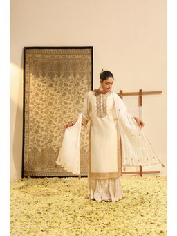 Sheetal Batra - Ivory Abbas Kurta with Skirt and Dupatta (Set of 3)