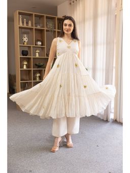 ASRUMO - Off White Mulmul Embroidered Tyre Anarkali Kurta With Pant & Dupatta