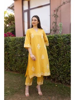ASRUMO - Yellow Linen Mughal Embroidery Slip Kurta With Pant & Dupatta