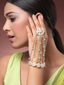 Karatcart - Traditional Floral Design Pearl Chain Gold-Plated Kundan Hathphool with Ring