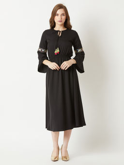 Miss Chase - Women's Black 3/4 Sleeve Gathered Embroidered Sleeve Tassel Midi Dress