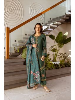 Nehamta - Women Green Straight Cut Kurta with Pant and Dupatta