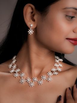 Label Ruby - White Snowflake Bloom Diamond Jewellery Set