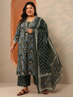 Extra love by Libas - Green Paisley Printed Straight Kurta with Pant & Dupatta