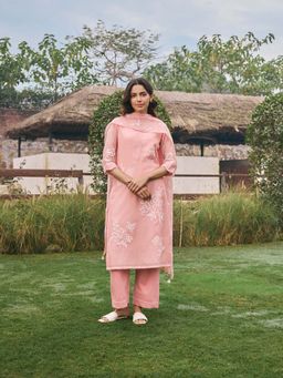 Vaayu - Peach Tulip Floral Applique Kurta with Pant and Dupatta (Set of 3)