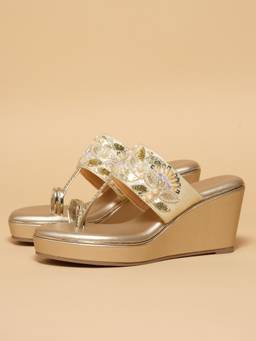 ERIDANI - Aashvi Gold Embellished Toe Ring Kolhapuris for Women