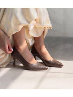 Pair ie Tales - Textured Pointed Toe Pumps - Brown