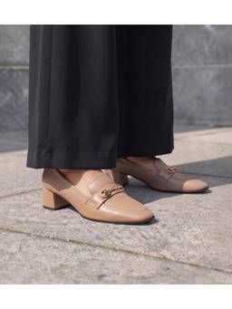Pair ie Tales - Beige Formal Loafers with Metallic Chain