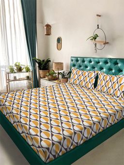 ARRABI - Yellow Geometric Tc Cotton Blend King Bedsheet With 2 Pillow Covers