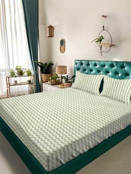 ARRABI - Green Striped Tc Cotton Blend King Bedsheet With 2 Pillow Covers