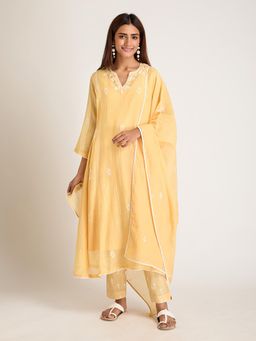 SHAABA CLOTHING - Yellow Aari Embroidered Kurta With Slip, Pants And Dupatta