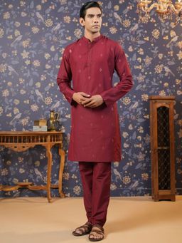 Gahan - Men Embroidered Mandarin Collar Straight Kurta - Maroon