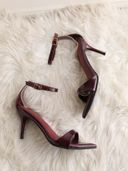 Maroon color option, Currently selected