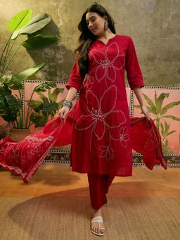 Vastramyaa - Women Red Cotton Floral Print Kurta With Pant & Dupatta